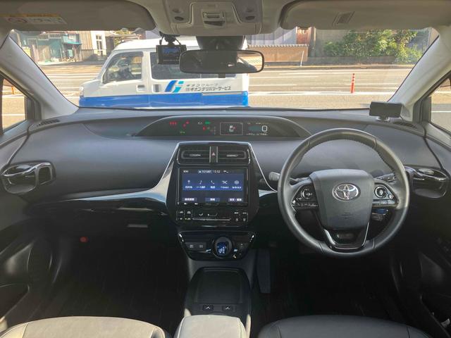 プリウス Ｓツーリングセレクション　ドライブレコーダー　ＥＴＣ　クリアランスソナー　レーンアシスト　オートクルーズコントロール　衝突被害軽減システム　バックカメラ　ナビ　ＴＶ　アルミホイール　オートマチックハイビーム　オートライト（2枚目）