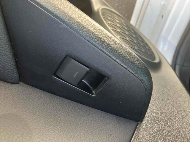 プリウス Ｓツーリングセレクション　ドライブレコーダー　ＥＴＣ　クリアランスソナー　レーンアシスト　オートクルーズコントロール　衝突被害軽減システム　バックカメラ　ナビ　ＴＶ　アルミホイール　オートマチックハイビーム　オートライト（41枚目）