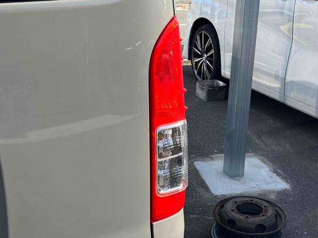 ハイエースバン 　ＥＴＣ　バックカメラ　ナビ　ＴＶ　両側スライドドア　オートライト　キーレスエントリー　電動格納ミラー　後席モニター　ＡＴ　ＣＤ　ＤＶＤ再生　ＵＳＢ　Ｂｌｕｅｔｏｏｔｈ　１００Ｖ電源　エアコン（34枚目）