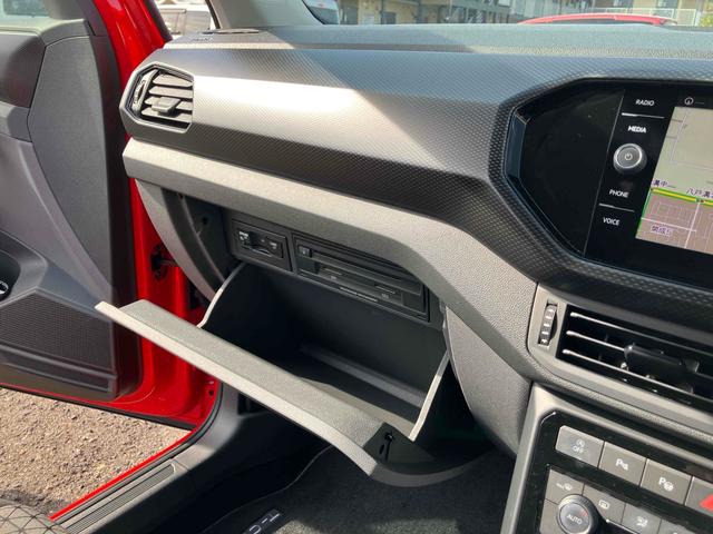 Ｔ－クロス ＴＳＩ　１ｓｔ　ドライブレコーダー　バックカメラ　クリアランスソナー　オートクルーズコントロール　パークアシスト　衝突被害軽減システム　ナビ　ＴＶ　オートライト　ＬＥＤヘッドランプ　アルミホイール　スマートキー（37枚目）