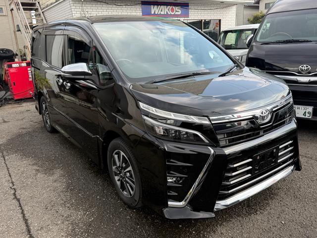 ヴォクシー ＺＳ　煌ＩＩＩ　両側電動スライド　９型ナビ　後席モニター　　セーフティセンス　禁煙車　ハーフレザーシート　ドラレコ　コーナーセンサー　ＬＥＤヘッド／フォグランプ　ビルトインＥＴＣ　クルコン　オートハイビーム（4枚目）