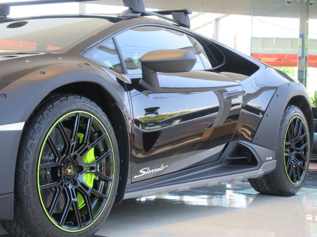 ウラカン 　ステラ―ト　世界限定１４９９台　１オーナー　Ｍｏｒｕｓ１９インチ鍛造ＡＷ＆Ｖｅｒｄｅ　Ｓｃａｎｄａｌリム　スタイルＰＫＧ（グリジオチタン）　　レーザーグラフィック付ステラ―トトリム　スポーツシート（8枚目）