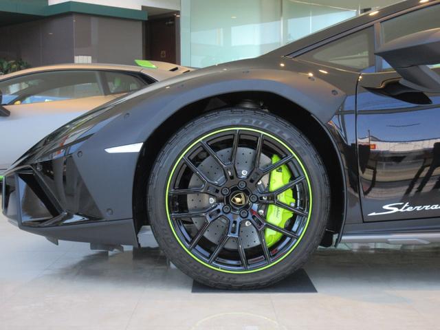 ウラカン 　ステラ―ト　世界限定１４９９台　１オーナー　Ｍｏｒｕｓ１９インチ鍛造ＡＷ＆Ｖｅｒｄｅ　Ｓｃａｎｄａｌリム　スタイルＰＫＧ（グリジオチタン）　　レーザーグラフィック付ステラ―トトリム　スポーツシート（9枚目）