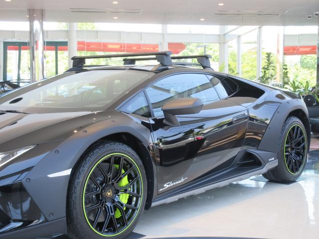 ウラカン 　ステラ―ト　世界限定１４９９台　１オーナー　Ｍｏｒｕｓ１９インチ鍛造ＡＷ＆Ｖｅｒｄｅ　Ｓｃａｎｄａｌリム　スタイルＰＫＧ（グリジオチタン）　　レーザーグラフィック付ステラ―トトリム　スポーツシート（11枚目）