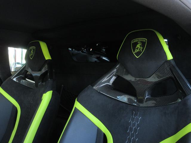 ウラカン 　ステラ―ト　世界限定１４９９台　１オーナー　Ｍｏｒｕｓ１９インチ鍛造ＡＷ＆Ｖｅｒｄｅ　Ｓｃａｎｄａｌリム　スタイルＰＫＧ（グリジオチタン）　　レーザーグラフィック付ステラ―トトリム　スポーツシート（25枚目）