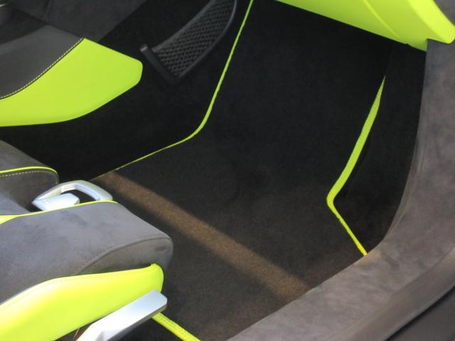 ウラカン 　ステラ―ト　世界限定１４９９台　１オーナー　Ｍｏｒｕｓ１９インチ鍛造ＡＷ＆Ｖｅｒｄｅ　Ｓｃａｎｄａｌリム　スタイルＰＫＧ（グリジオチタン）　　レーザーグラフィック付ステラ―トトリム　スポーツシート（37枚目）