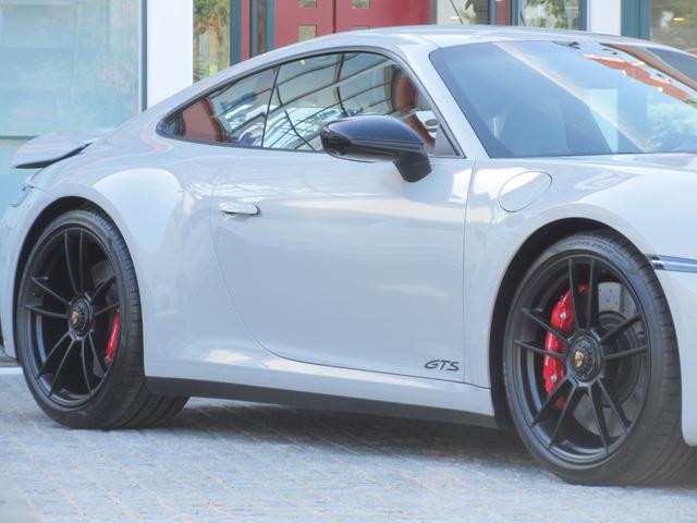 ９１１ ９１１カレラＧＴＳ　左ハンドル　７速ＭＴ　スポーツクロノＰＫＧ　ＬＥＤマトリックスヘッドライト　スポーツエグゾースト　カーボンインテリアＰＫＧ　２０／２１インチターボＳホイール　シートヒーター　ＯＰボディカラー（7枚目）