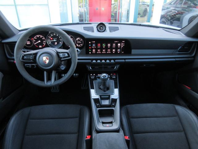 ９１１ ９１１カレラＧＴＳ　左ハンドル　７速ＭＴ　スポーツクロノＰＫＧ　ＬＥＤマトリックスヘッドライト　スポーツエグゾースト　カーボンインテリアＰＫＧ　２０／２１インチターボＳホイール　シートヒーター　ＯＰボディカラー（16枚目）