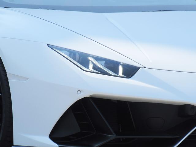 ウラカン ＥＶＯクーペ　登録済未使用車　ステルスプロテクションフィルム　Ｎａｒｖｉ２０インチＡＷ　ガラスエンジンボンネット　スタイリングＰＫＧ　スポルティーボバイカラーレザー　ヘッドレストステッチ　フル電動ヒーテッドシート（5枚目）
