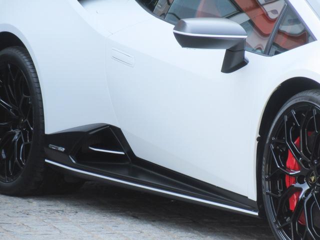 ウラカン ＥＶＯクーペ　登録済未使用車　ステルスプロテクションフィルム　Ｎａｒｖｉ２０インチＡＷ　ガラスエンジンボンネット　スタイリングＰＫＧ　スポルティーボバイカラーレザー　ヘッドレストステッチ　フル電動ヒーテッドシート（7枚目）