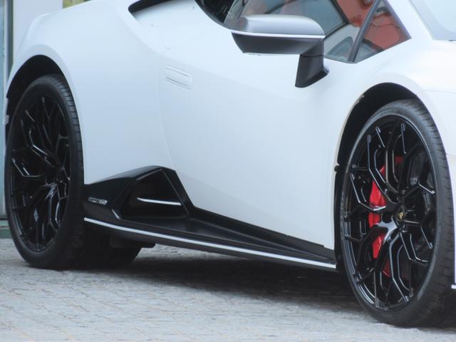ウラカン ＥＶＯクーペ　登録済未使用車　ステルスプロテクションフィルム　Ｎａｒｖｉ２０インチＡＷ　ガラスエンジンボンネット　スタイリングＰＫＧ　スポルティーボバイカラーレザー　ヘッドレストステッチ　フル電動ヒーテッドシート（8枚目）
