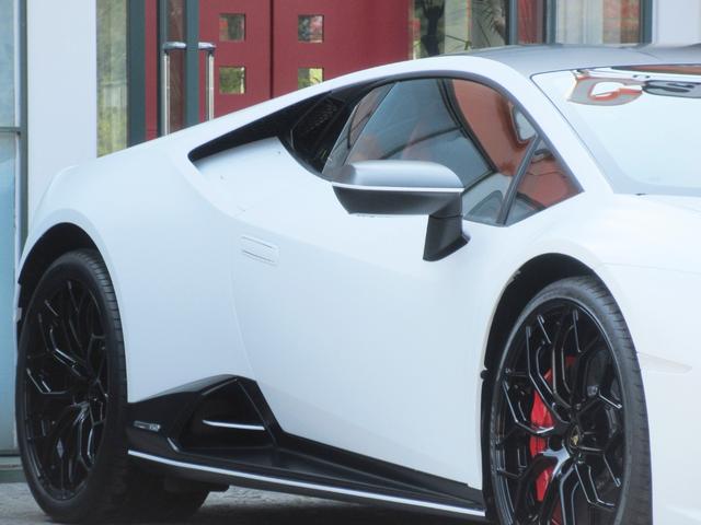 ウラカン ＥＶＯクーペ　登録済未使用車　ステルスプロテクションフィルム　Ｎａｒｖｉ２０インチＡＷ　ガラスエンジンボンネット　スタイリングＰＫＧ　スポルティーボバイカラーレザー　ヘッドレストステッチ　フル電動ヒーテッドシート（12枚目）