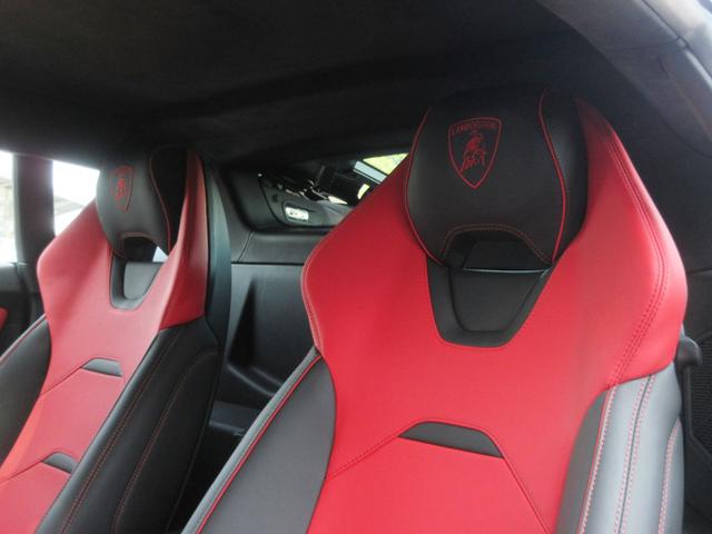 ウラカン ＥＶＯクーペ　登録済未使用車　ステルスプロテクションフィルム　Ｎａｒｖｉ２０インチＡＷ　ガラスエンジンボンネット　スタイリングＰＫＧ　スポルティーボバイカラーレザー　ヘッドレストステッチ　フル電動ヒーテッドシート（24枚目）