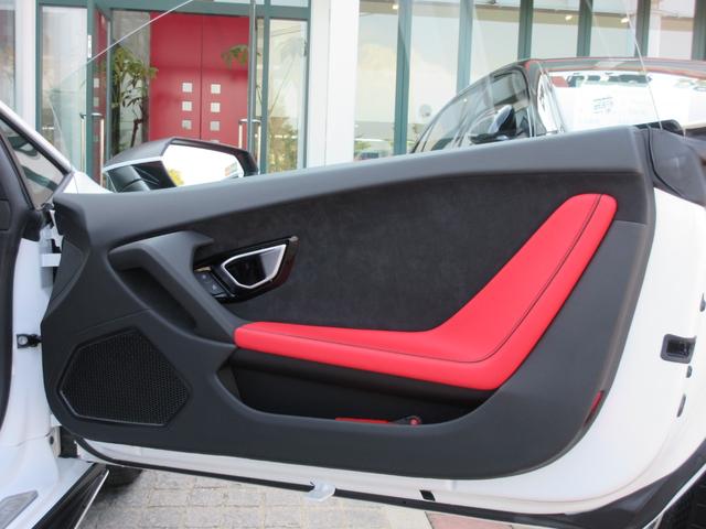 ウラカン ＥＶＯクーペ　登録済未使用車　ステルスプロテクションフィルム　Ｎａｒｖｉ２０インチＡＷ　ガラスエンジンボンネット　スタイリングＰＫＧ　スポルティーボバイカラーレザー　ヘッドレストステッチ　フル電動ヒーテッドシート（26枚目）