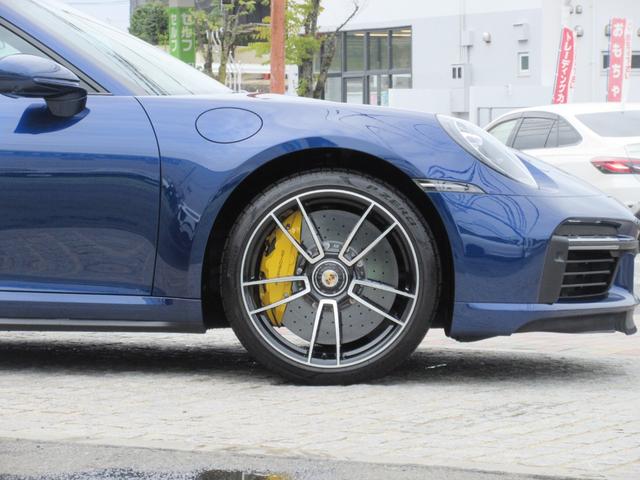 ９１１ ９１１ターボＳ　スポーツクロノＰ　フロントリフター　２０／２１インチＡＷ　　ＰＣＣＢ　プライバシーガラス　レザーインテリア　シートヒーター＆ベンチレーション　ナイトビューアシスト　レーンチェンジアシスト（10枚目）