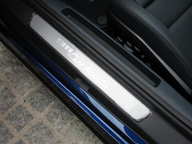 ９１１ ９１１ターボＳ　スポーツクロノＰ　フロントリフター　２０／２１インチＡＷ　　ＰＣＣＢ　プライバシーガラス　レザーインテリア　シートヒーター＆ベンチレーション　ナイトビューアシスト　レーンチェンジアシスト（33枚目）
