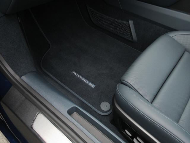 ９１１ ９１１ターボＳ　スポーツクロノＰ　フロントリフター　２０／２１インチＡＷ　　ＰＣＣＢ　プライバシーガラス　レザーインテリア　シートヒーター＆ベンチレーション　ナイトビューアシスト　レーンチェンジアシスト（35枚目）