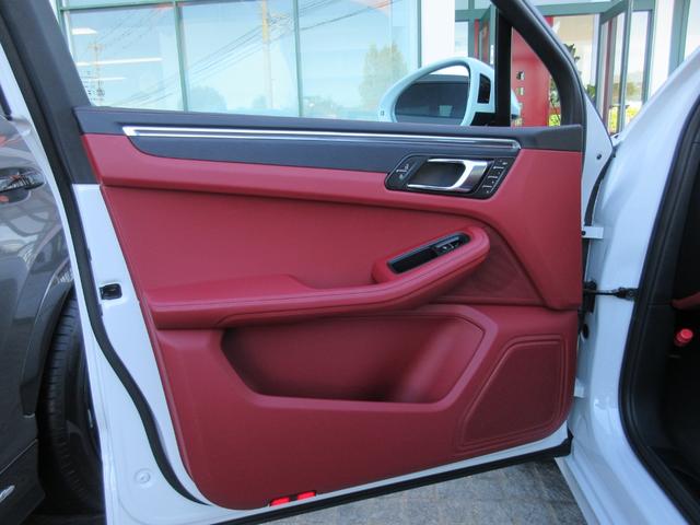 マカン マカンＧＴＳ　パノラマルーフ　２１インチＡＷ　拡張レザーＰＫＧ　シートベンチレーション　１８ｗａｙアダプティブスポーツシート　メーター＆クロノ（ボルドーレッド）　スポーツエグゾースト　エアサス（29枚目）