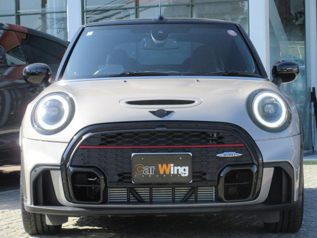 MINI JCW コンバーチブルプレミアム+P JCWトリム JCWトリム MINI Yoursソフトトップ 17インチAW LEDヘッドライト シートヒーター アンビエントライト MINIドライビングモード リアビューカメラ PDC ACC HUD(2枚目)