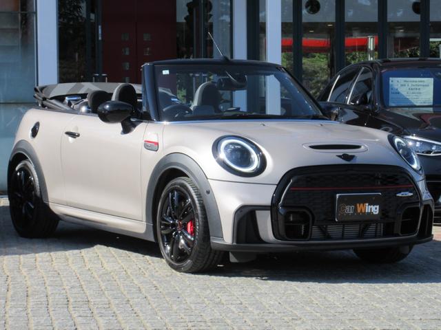 MINI JCW コンバーチブルプレミアム+P JCWトリム JCWトリム MINI Yoursソフトトップ 17インチAW LEDヘッドライト シートヒーター アンビエントライト MINIドライビングモード リアビューカメラ PDC ACC HUD(3枚目)