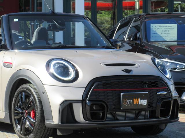 MINI JCW コンバーチブルプレミアム+P JCWトリム JCWトリム MINI Yoursソフトトップ 17インチAW LEDヘッドライト シートヒーター アンビエントライト MINIドライビングモード リアビューカメラ PDC ACC HUD(4枚目)