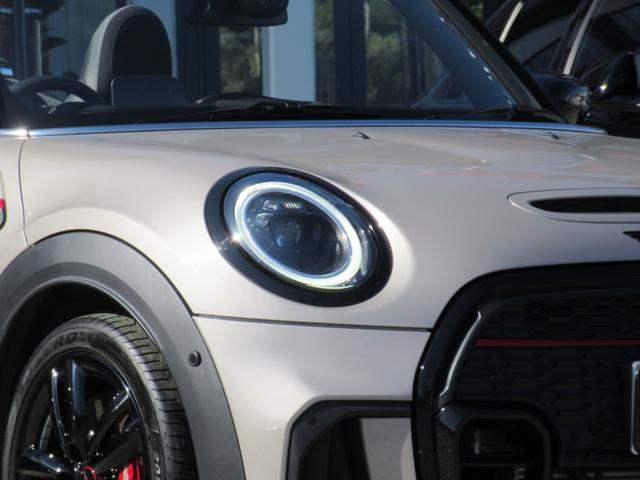 MINI JCW コンバーチブルプレミアム+P JCWトリム JCWトリム MINI Yoursソフトトップ 17インチAW LEDヘッドライト シートヒーター アンビエントライト MINIドライビングモード リアビューカメラ PDC ACC HUD(5枚目)