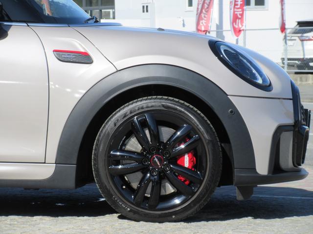 MINI JCW コンバーチブルプレミアム+P JCWトリム JCWトリム MINI Yoursソフトトップ 17インチAW LEDヘッドライト シートヒーター アンビエントライト MINIドライビングモード リアビューカメラ PDC ACC HUD(8枚目)