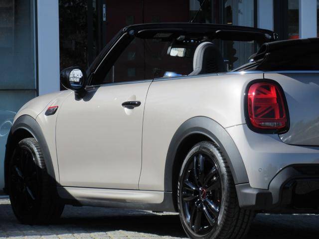 MINI JCW コンバーチブルプレミアム+P JCWトリム JCWトリム MINI Yoursソフトトップ 17インチAW LEDヘッドライト シートヒーター アンビエントライト MINIドライビングモード リアビューカメラ PDC ACC HUD(16枚目)