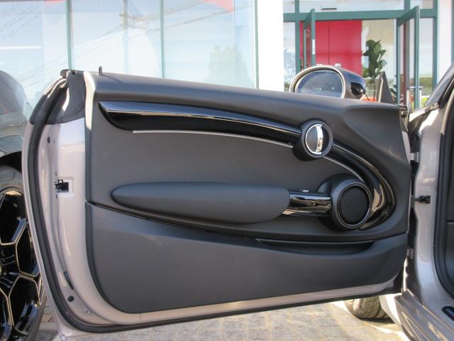 MINI JCW コンバーチブルプレミアム+P JCWトリム JCWトリム MINI Yoursソフトトップ 17インチAW LEDヘッドライト シートヒーター アンビエントライト MINIドライビングモード リアビューカメラ PDC ACC HUD(26枚目)