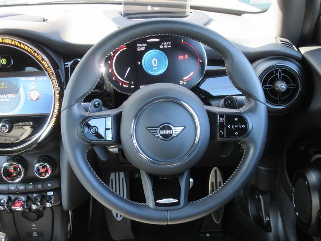 MINI JCW コンバーチブルプレミアム+P JCWトリム JCWトリム MINI Yoursソフトトップ 17インチAW LEDヘッドライト シートヒーター アンビエントライト MINIドライビングモード リアビューカメラ PDC ACC HUD(32枚目)