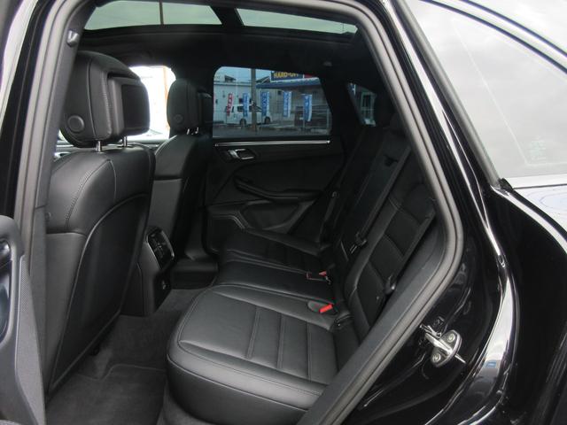 分割可倒式リアシート（４０：２０：４０）