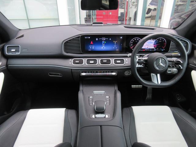 �C���e���A�J���[�F�u���b�N�^�z���C�g