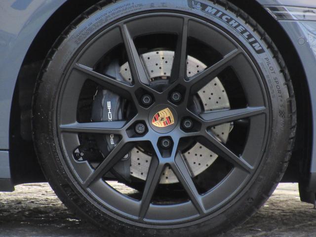 ９１１ ９１１カレラ　レジェンズカラー　Ｓクロノ　Ｓエグゾースト　２０／２１インチカレラＳホイール　ツートーンレザーインテリア　ポルシェクレストヘッドレスト　スポーツシートプラス　クロノ＆メーター（ガーズレッド）（9枚目）