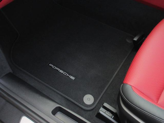 ９１１ ９１１カレラ　レジェンズカラー　Ｓクロノ　Ｓエグゾースト　２０／２１インチカレラＳホイール　ツートーンレザーインテリア　ポルシェクレストヘッドレスト　スポーツシートプラス　クロノ＆メーター（ガーズレッド）（29枚目）