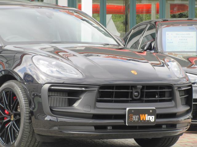 マカン マカンＧＴＳ　パノラマルーフ　スポーツクロノＰＫＧ　スポーツエグゾースト　カーボンインテリアＰＫＧ　レザーＰＫＧ　サイドブレード（エクステリア同色）　プライバシーガラス　ＧＴスポーツステアリング　レッドシートベルト（4枚目）