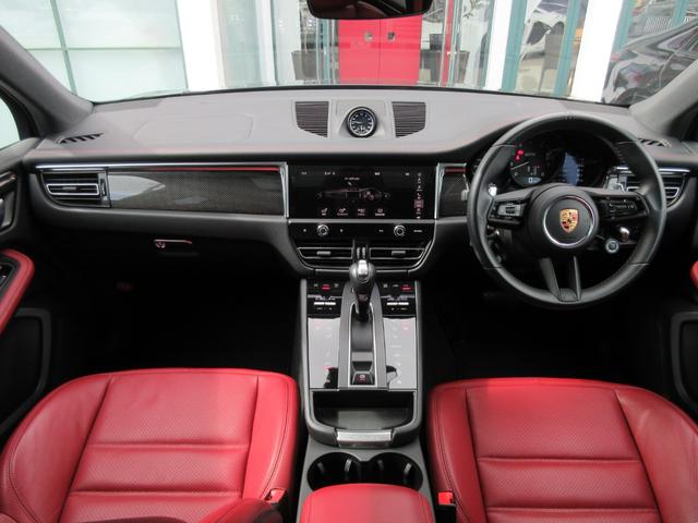 マカン マカンＧＴＳ　パノラマルーフ　スポーツクロノＰＫＧ　スポーツエグゾースト　カーボンインテリアＰＫＧ　レザーＰＫＧ　サイドブレード（エクステリア同色）　プライバシーガラス　ＧＴスポーツステアリング　レッドシートベルト（24枚目）