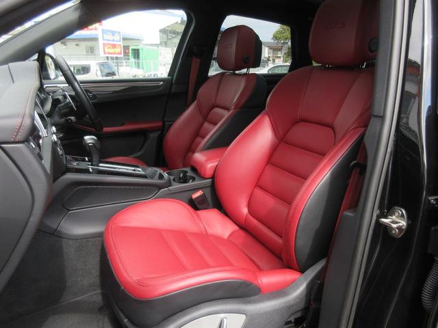 マカン マカンＧＴＳ　パノラマルーフ　スポーツクロノＰＫＧ　スポーツエグゾースト　カーボンインテリアＰＫＧ　レザーＰＫＧ　サイドブレード（エクステリア同色）　プライバシーガラス　ＧＴスポーツステアリング　レッドシートベルト（25枚目）