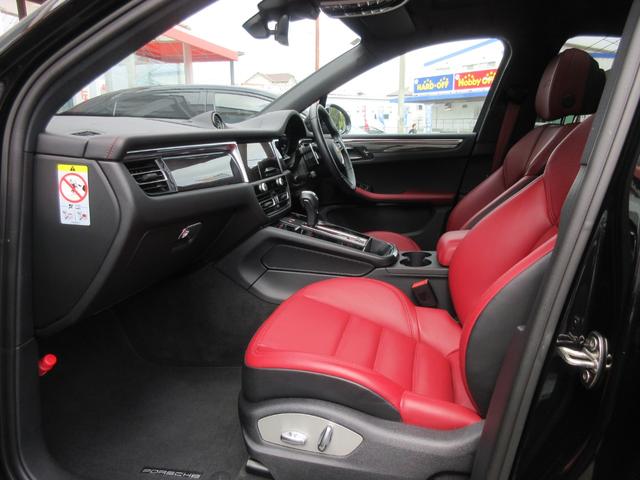 マカン マカンＧＴＳ　パノラマルーフ　スポーツクロノＰＫＧ　スポーツエグゾースト　カーボンインテリアＰＫＧ　レザーＰＫＧ　サイドブレード（エクステリア同色）　プライバシーガラス　ＧＴスポーツステアリング　レッドシートベルト（32枚目）