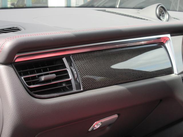 マカン マカンＧＴＳ　パノラマルーフ　スポーツクロノＰＫＧ　スポーツエグゾースト　カーボンインテリアＰＫＧ　レザーＰＫＧ　サイドブレード（エクステリア同色）　プライバシーガラス　ＧＴスポーツステアリング　レッドシートベルト（33枚目）