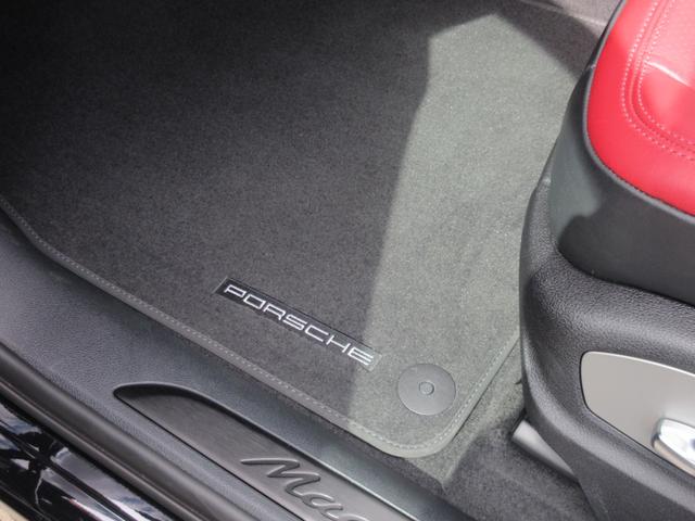 マカン マカンＧＴＳ　パノラマルーフ　スポーツクロノＰＫＧ　スポーツエグゾースト　カーボンインテリアＰＫＧ　レザーＰＫＧ　サイドブレード（エクステリア同色）　プライバシーガラス　ＧＴスポーツステアリング　レッドシートベルト（35枚目）