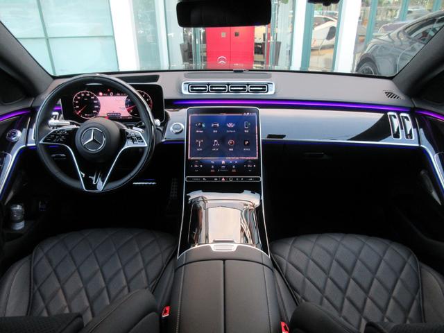 �C���e���A�J���[�F�u���b�N