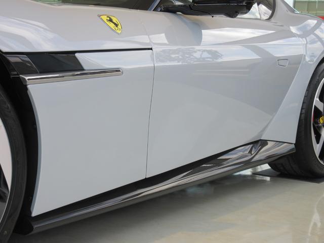 １２チリンドリ ベースグレード　ＯＰ１８２０　フロントＰＰＦ　パノラミックルーフ　カーボンエクステリア＆インテリアパーツ　カーボンレーシングシート　ＬＥＤカーボンステアリング　デジタルリアビューミラー　デュアルカラーレザートリム（7枚目）