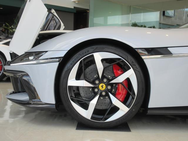 １２チリンドリ ベースグレード　ＯＰ１８２０　フロントＰＰＦ　パノラミックルーフ　カーボンエクステリア＆インテリアパーツ　カーボンレーシングシート　ＬＥＤカーボンステアリング　デジタルリアビューミラー　デュアルカラーレザートリム（9枚目）