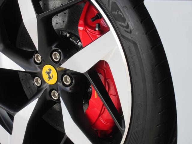 １２チリンドリ ベースグレード　ＯＰ１８２０　フロントＰＰＦ　パノラミックルーフ　カーボンエクステリア＆インテリアパーツ　カーボンレーシングシート　ＬＥＤカーボンステアリング　デジタルリアビューミラー　デュアルカラーレザートリム（12枚目）