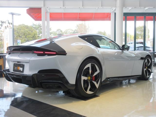 １２チリンドリ ベースグレード　ＯＰ１８２０　フロントＰＰＦ　パノラミックルーフ　カーボンエクステリア＆インテリアパーツ　カーボンレーシングシート　ＬＥＤカーボンステアリング　デジタルリアビューミラー　デュアルカラーレザートリム（21枚目）