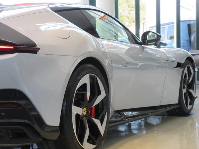 １２チリンドリ ベースグレード　ＯＰ１８２０　フロントＰＰＦ　パノラミックルーフ　カーボンエクステリア＆インテリアパーツ　カーボンレーシングシート　ＬＥＤカーボンステアリング　デジタルリアビューミラー　デュアルカラーレザートリム（22枚目）