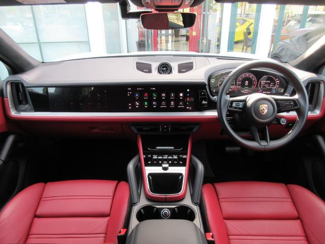 �C���e���A�J���[�F�u���b�N�^�{���h�[���b�h