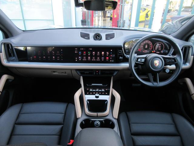 �C���e���A�J���[�F�u���b�N�^���n�[���F�x�[�W��