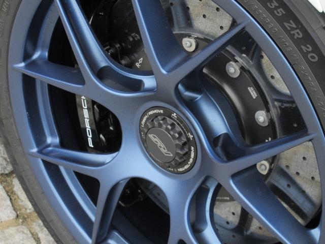 ９１１ＧＴ３ＲＳ　ＯＰ８５９　ヴァイザッハＰＫＧ　２０／２１インチＧＴ３ＲＳ軽量鍛造マグネシウムホイール（インディゴブルー塗装）　ＰＣＣＢ（ハイグロスブラック）　フロントアクスルリフト　クラブスポーツＰＫＧ（画像14）