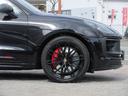 マカンＧＴＳ　パノラマルーフ　スポーツクロノＰＫＧ　スポーツエグゾースト　カーボンインテリアＰＫＧ　レザーＰＫＧ　サイドブレード（エクステリア同色）　プライバシーガラス　ＧＴスポーツステアリング　レッドシートベルト（10枚目）